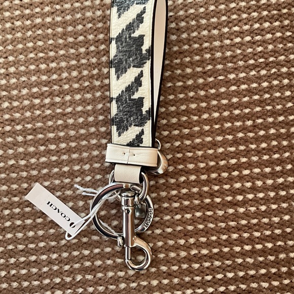 NWT Coach Houndstooth Loop Bag Charm - Black White - Style No. CK069 - Picture 3 of 3
